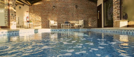 Piscine intérieure, parasols, chaises longues