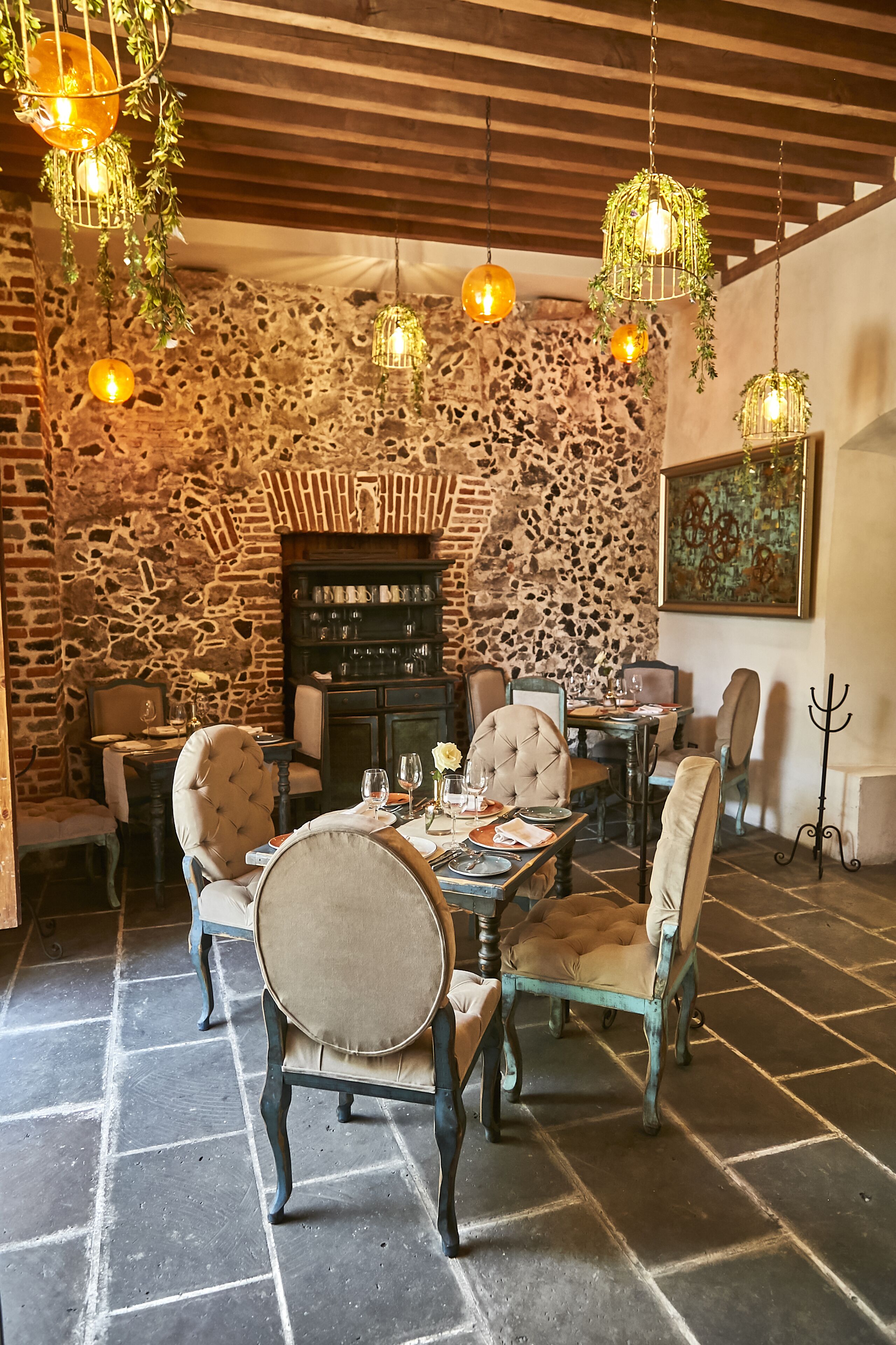 breakfast, lunch served; international cuisine, al fresco dining