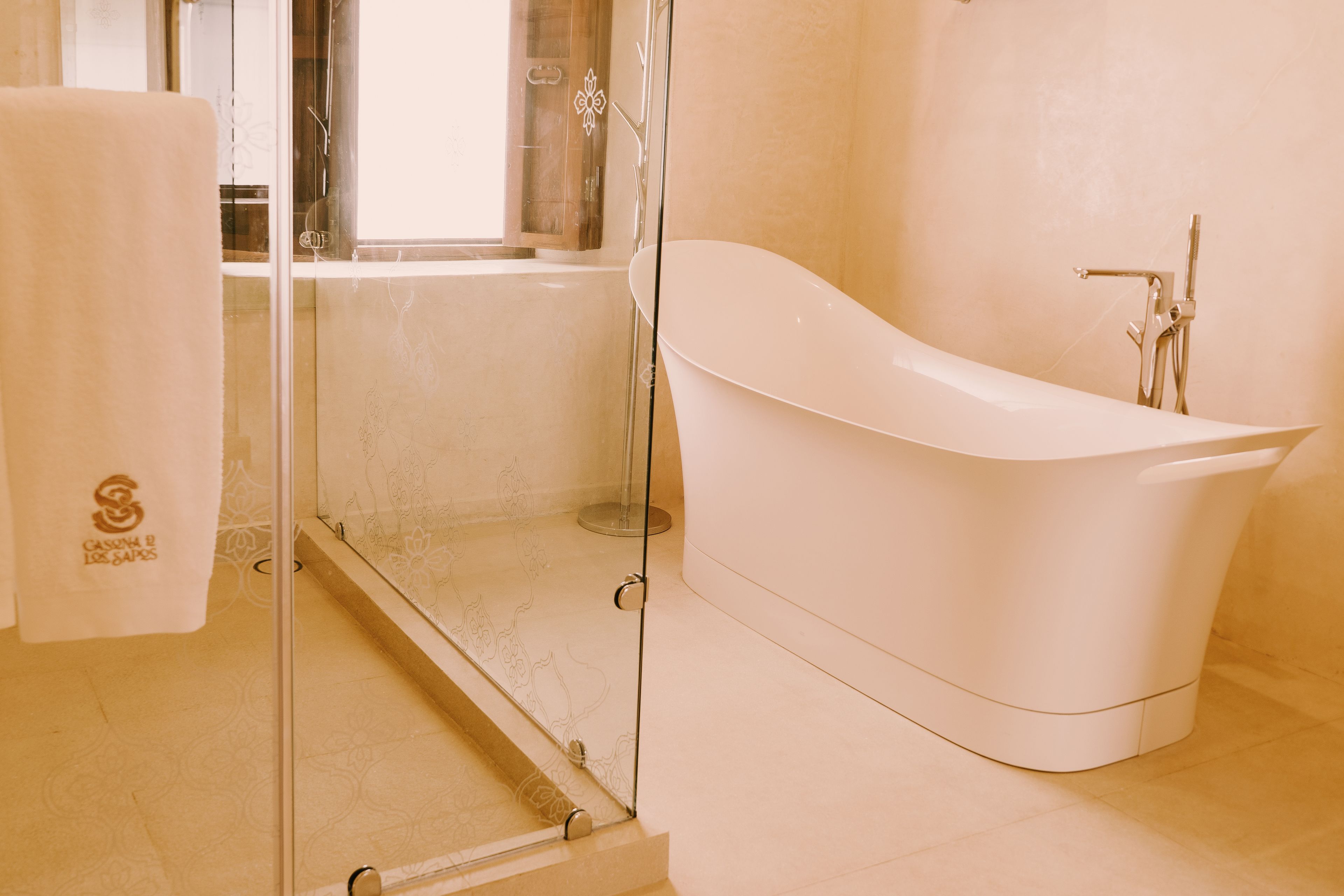 suite | deep-soaking bathtub