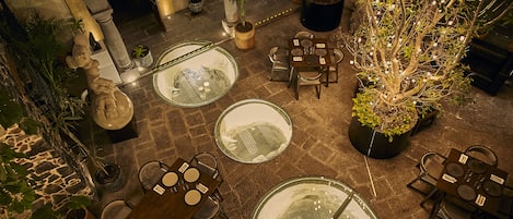 Se sirven desayunos y cocina internacional; con mesas al aire libre