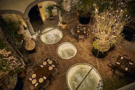 Breakfast, lunch, dinner served; international cuisine, alfresco dining