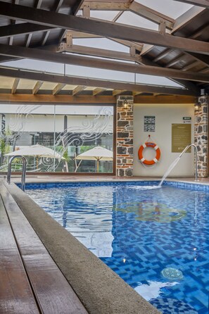 Piscine couverte, parasols de plage, chaises longues