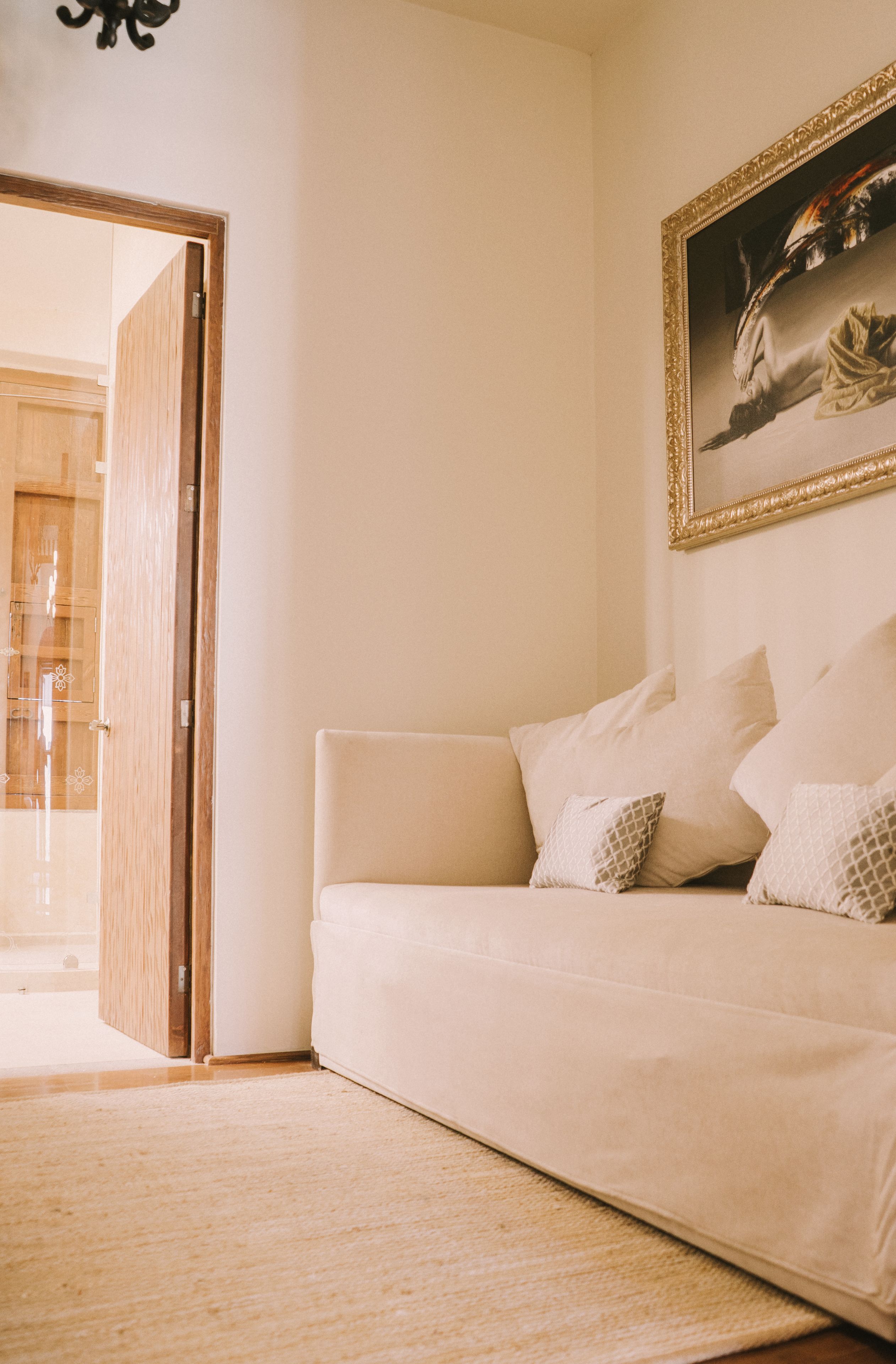 senior suite | living room | 52-inch led tv with satellite channels, tv