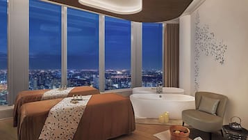 Couples treatment room(s), sauna, hot tub, steam room, body treatments