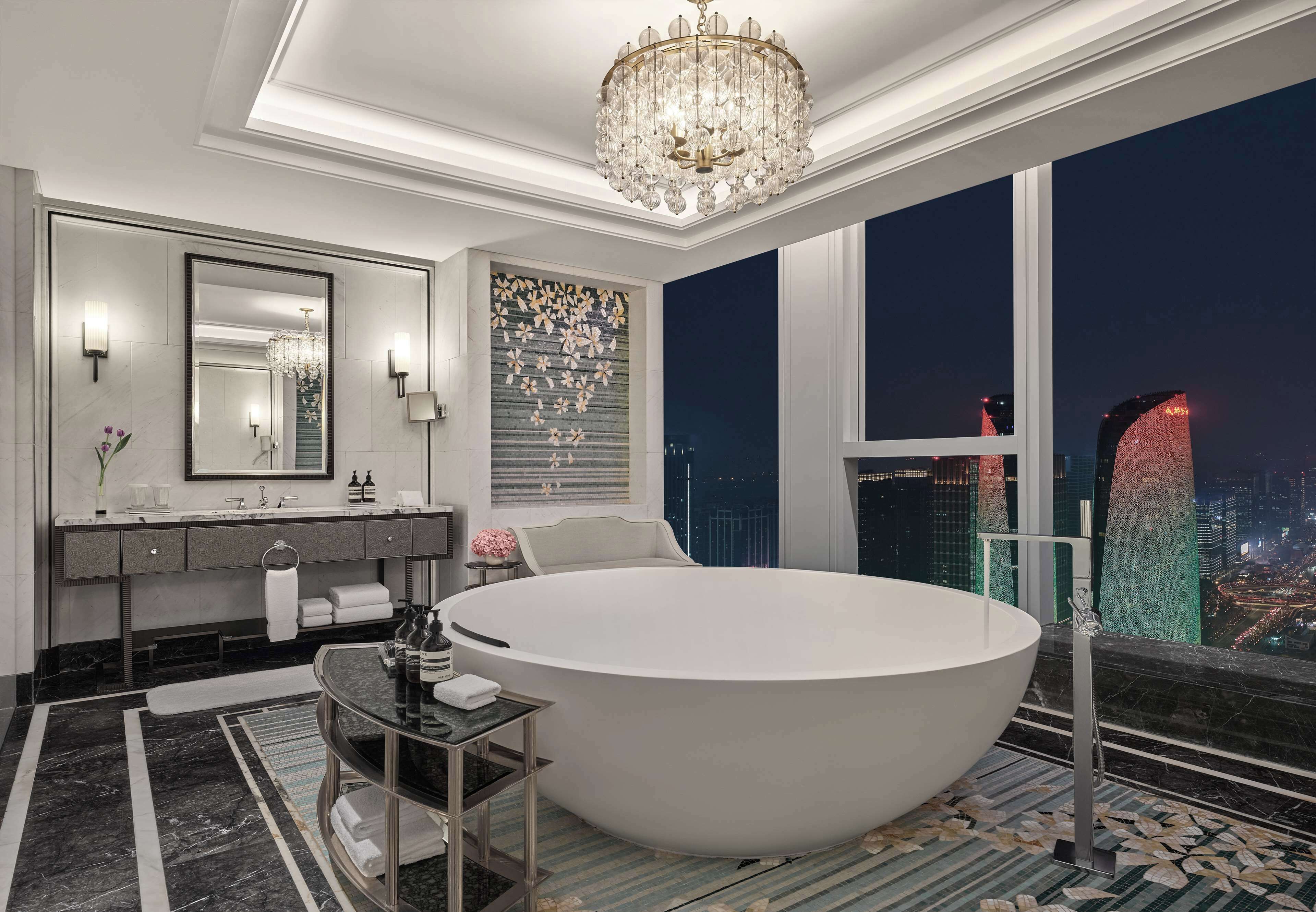 King Two Bedroom Presidential Suite | Salle de bain | Douche à « effet pluie », articles de toilette de luxe, sèche-cheveux