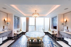 King Two Bedroom Presidential Suite | Badezimmer | Regendusche, Designer-Toilettenartikel, Haartrockner, Bademäntel