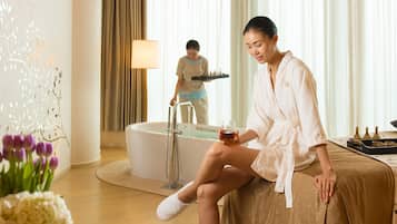 Couples treatment rooms, sauna, hot tub, steam room, body treatments