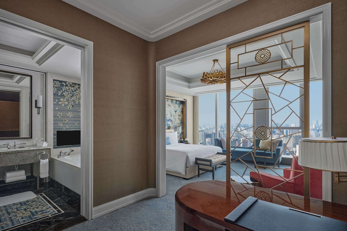 King Deluxe Tianfu view Room | Roupas de cama premium, edredons de pluma, camas com colchões pillow-top