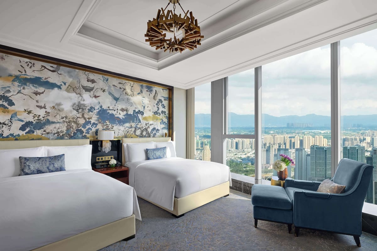 2 Queen skyline City view room | Roupas de cama premium, edredons de pluma, camas com colchões pillow-top