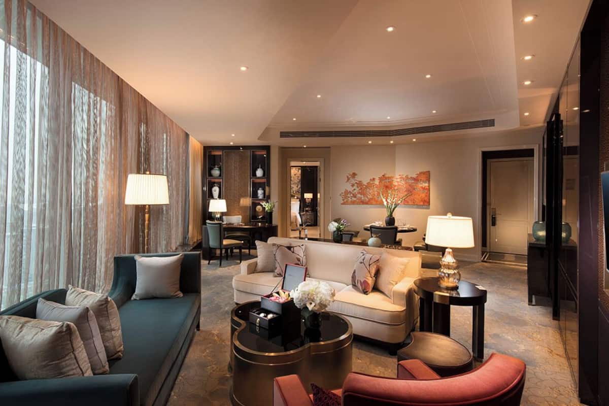 king waldorf astoria suite | premium bedding, down duvets, pillow-top beds, free minibar items