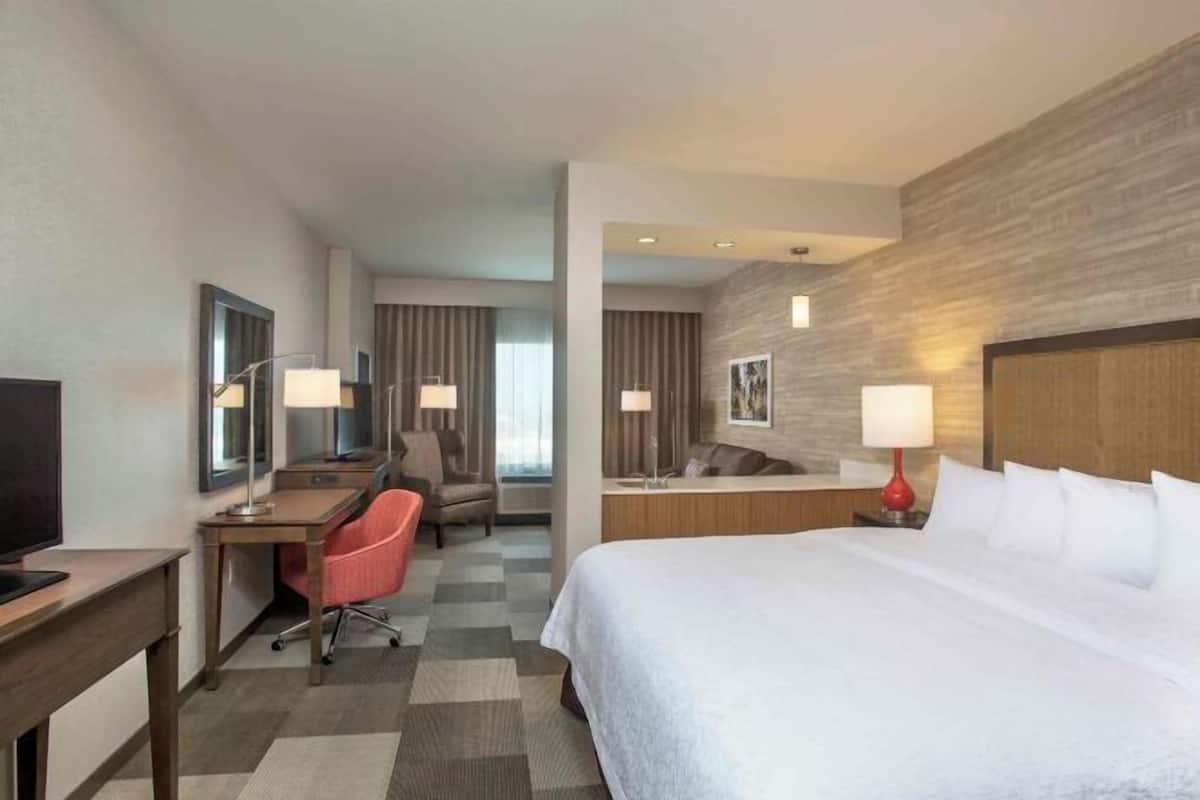 Coffres-forts dans les chambres, fer et planche à repasser