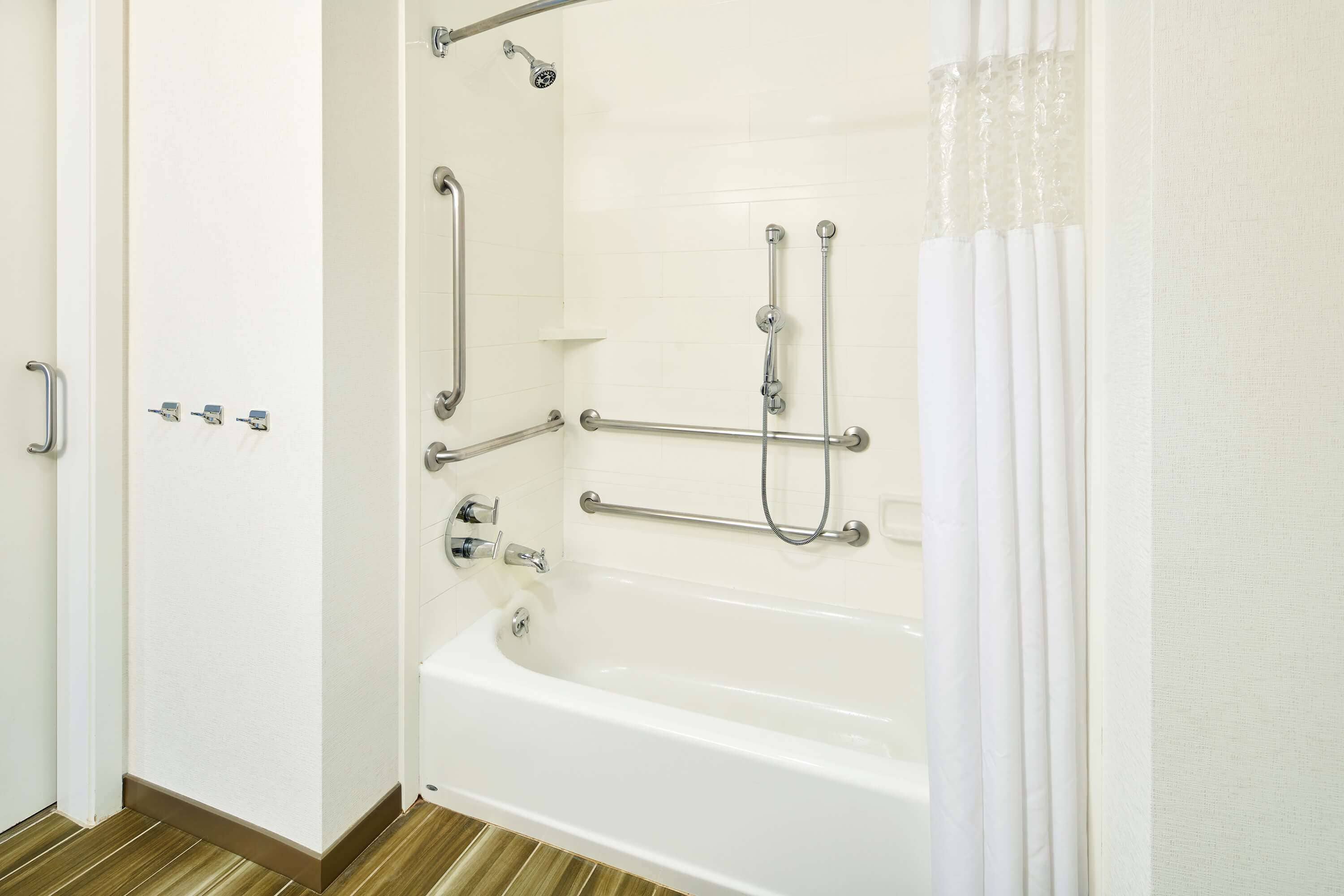 room, 1 king bed, accessible, bathtub (mobility & hearing) | bathroom | towels