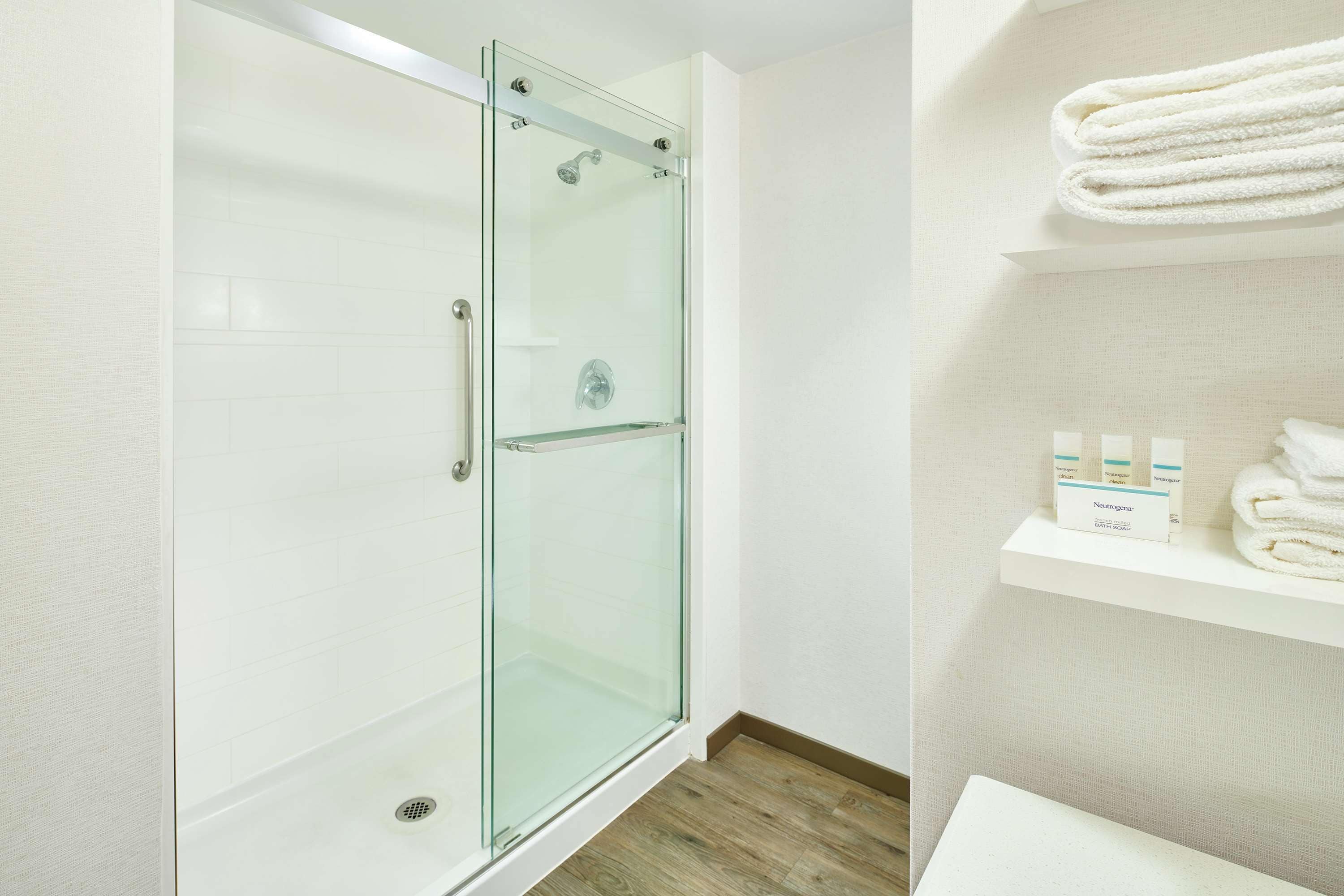 Chambre, 1 très grand lit et 1 canapé-lit, non-fumeur, réfrigérateur | Douche de la salle de bain