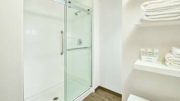Chambre, 1 trÚs grand lit et 1 canapé-lit, non-fumeur, réfrigérateur | Douche de la salle de bain
