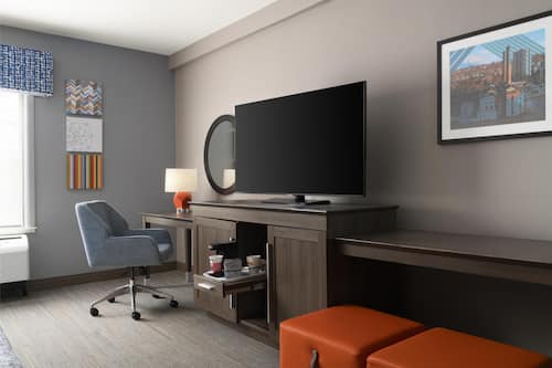 Een bureau, gratis wifi, beddengoed