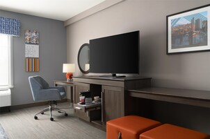 Escritorio, wifi gratis y ropa de cama 