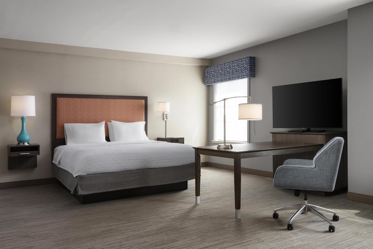 Escritorio, wifi gratis y ropa de cama
