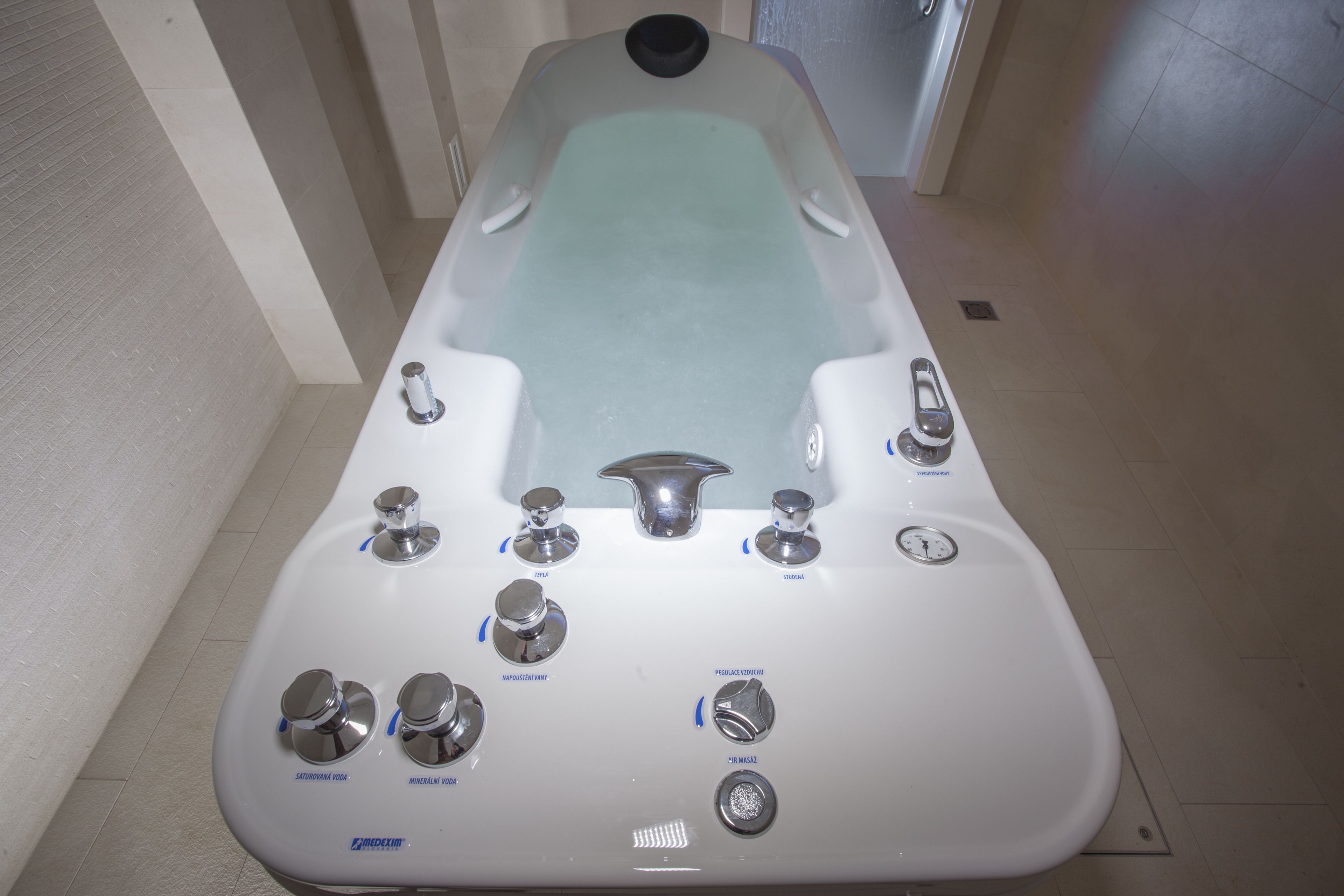 sauna, hot tub, steam room, body treatments, hydrotherapy, body wraps