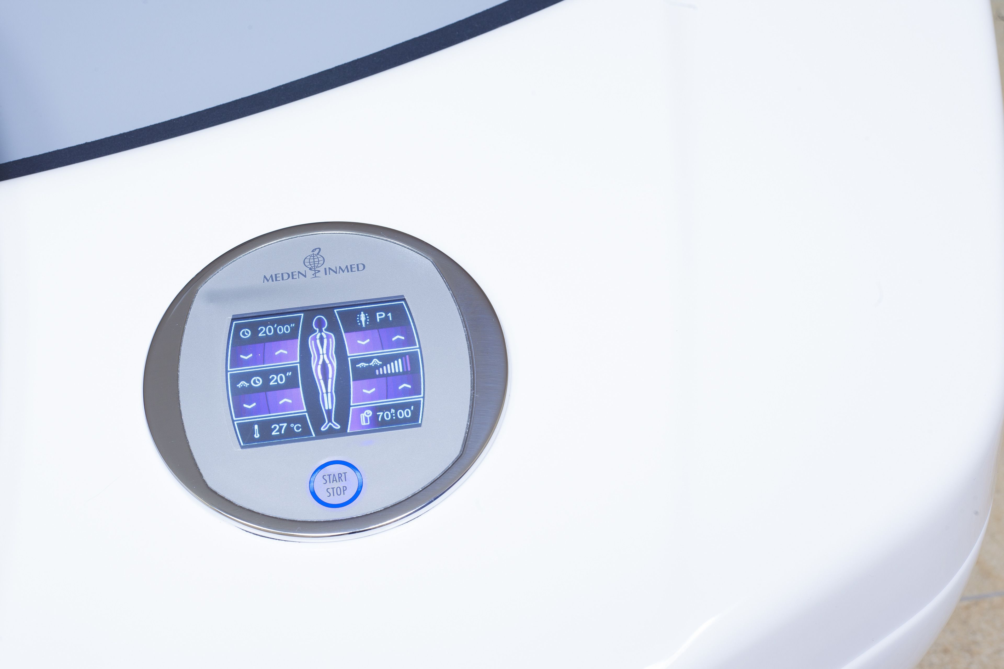 A control panel with temperature settings and a start/stop button.