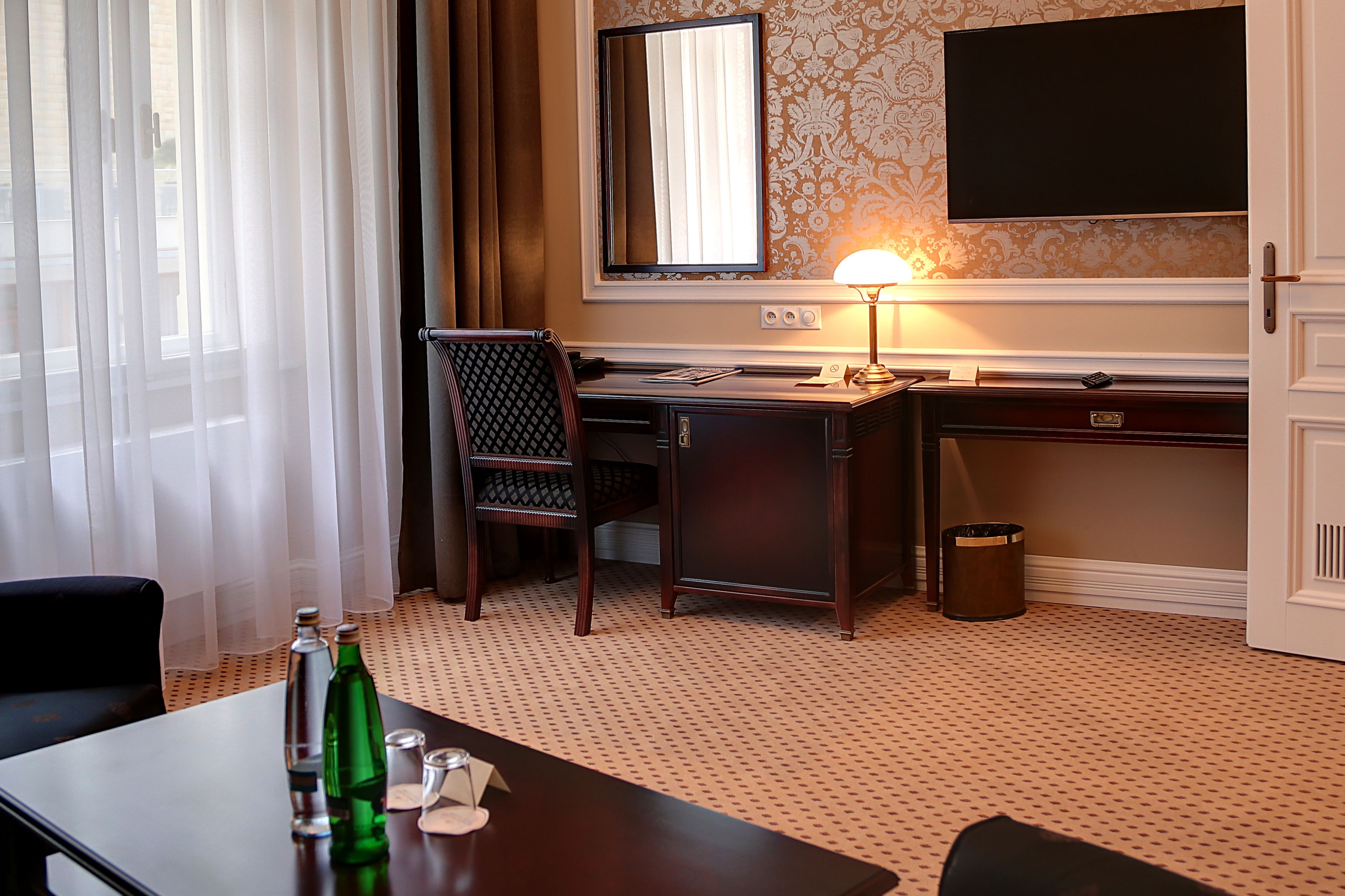 standard suite (wellness access) | living area | led tv