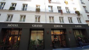 A hotel facade with four labeled entrances: HOTEL, GRAND, COEUR, and LATIN.