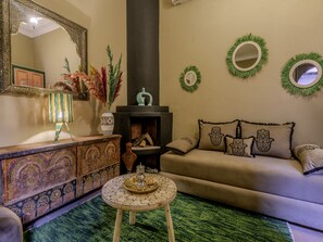 Classic Suite, Non Smoking, Balcony / Suite Epice | 1 間臥室、高級寢具、遮光布/窗簾、免費無線上網