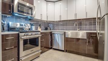 Full-size fridge, microwave, oven, stovetop