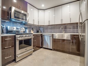 Full-sized fridge, microwave, oven, stovetop - Deedee's Apartments - Lofts at Grove (Jersey City)