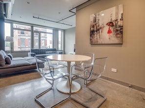 Luxury Apartment, 2 Bedrooms, Kitchen | In-room dining - Deedee's Apartments - Lofts at Grove (Jersey City)