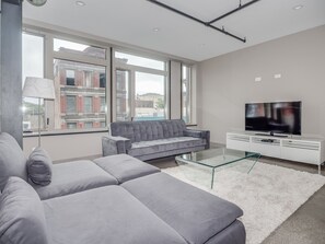 Apartamento de lujo, 2 habitaciones, cocina | Zona de estar | Una televisión de pantalla plana