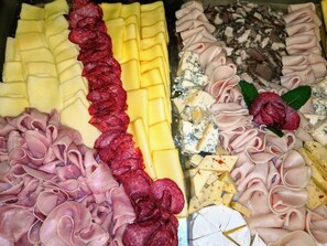 Bữa sáng buffet hàng ngày (5.1 EUR/mỗi người)