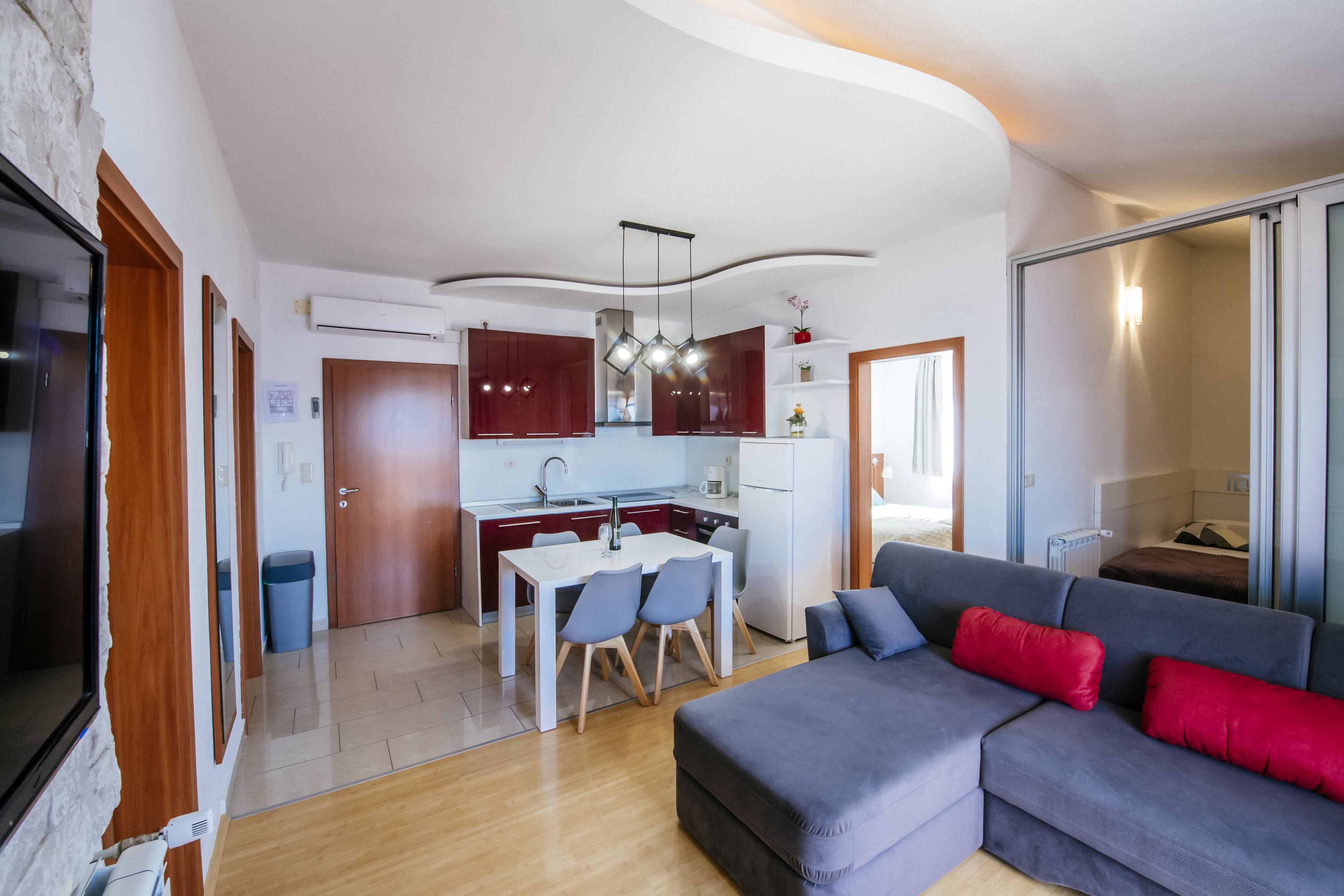 Um apartamento moderno com cozinha, sala de jantar e sala de estar.