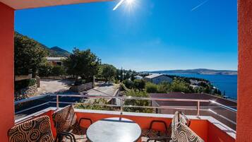 Comfort-Apartment, 1 Schlafzimmer, Balkon, eingeschränkter Meerblick | Außenbereich