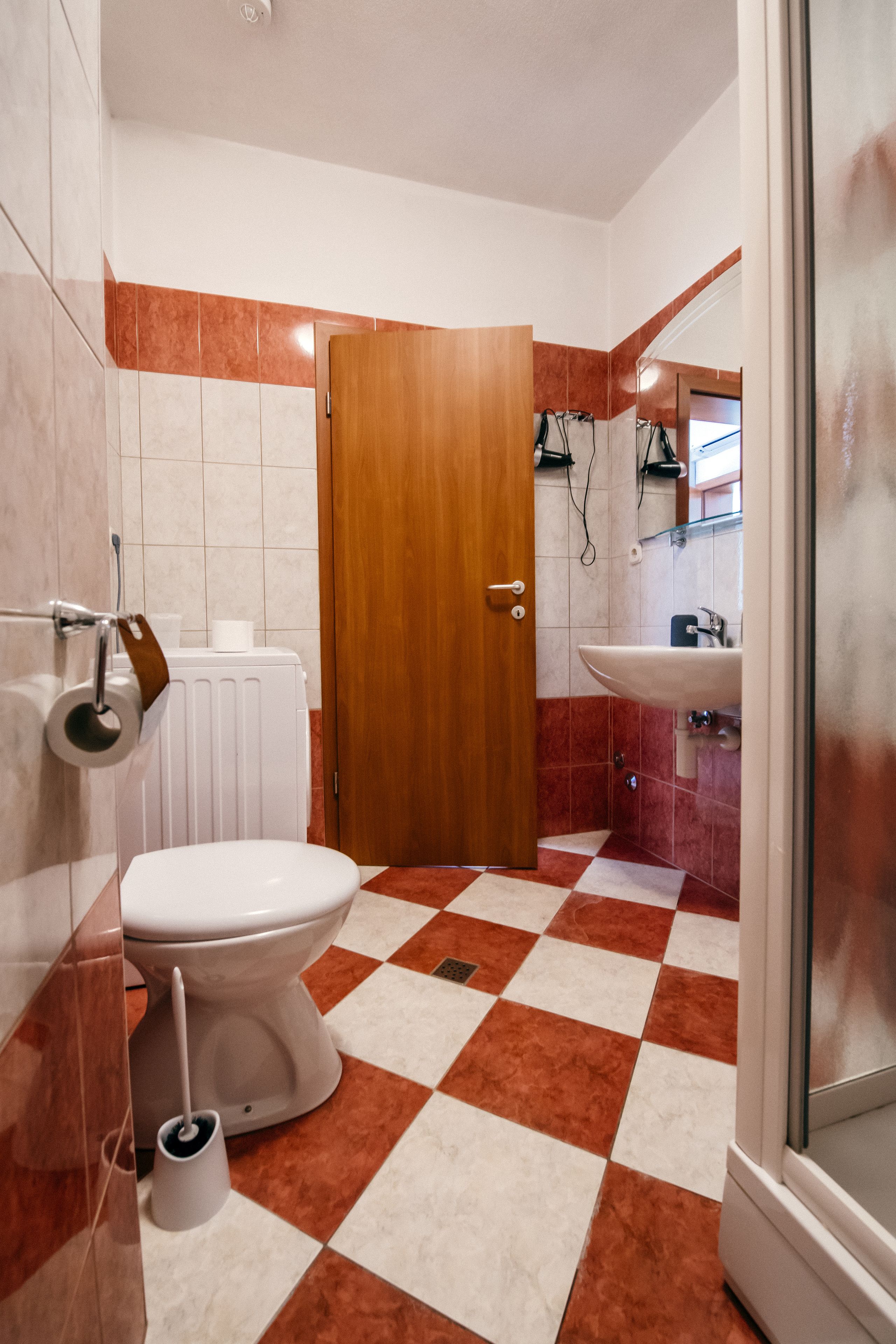 A bathroom with a toilet, bidet, and sink.