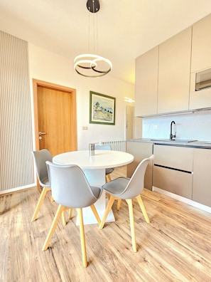 Comfort-Apartment, 2 Schlafzimmer, Balkon, eingeschränkter Meerblick | Eigene Küche | Kühlschrank, Herdplatte, Geschirrspüler