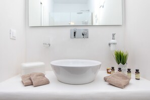 Villa, Gartenblick | Badezimmer