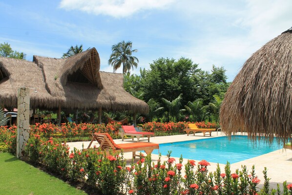 Outdoor pool, pool loungers - Brisas De La Sierra (Dibulla)