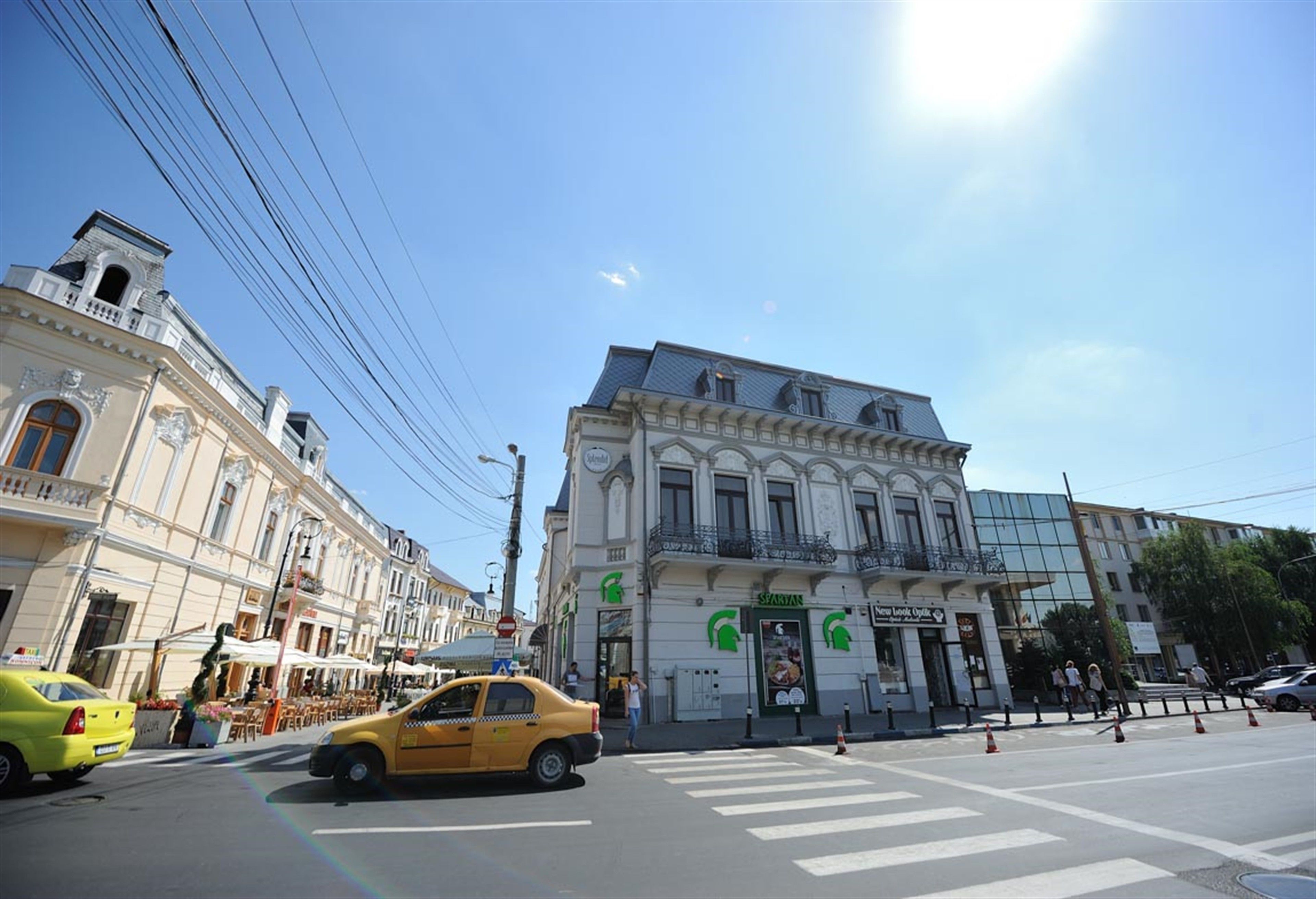 Vista da rua com um prédio ostentando uma placa com a inscrição 'SAVANNAH'.