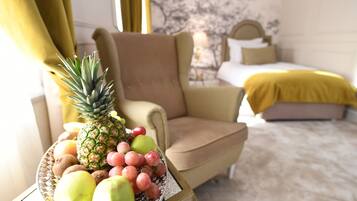 Habitación individual básica, 1 habitación | Minibar, caja fuerte, escritorio y cortinas opacas