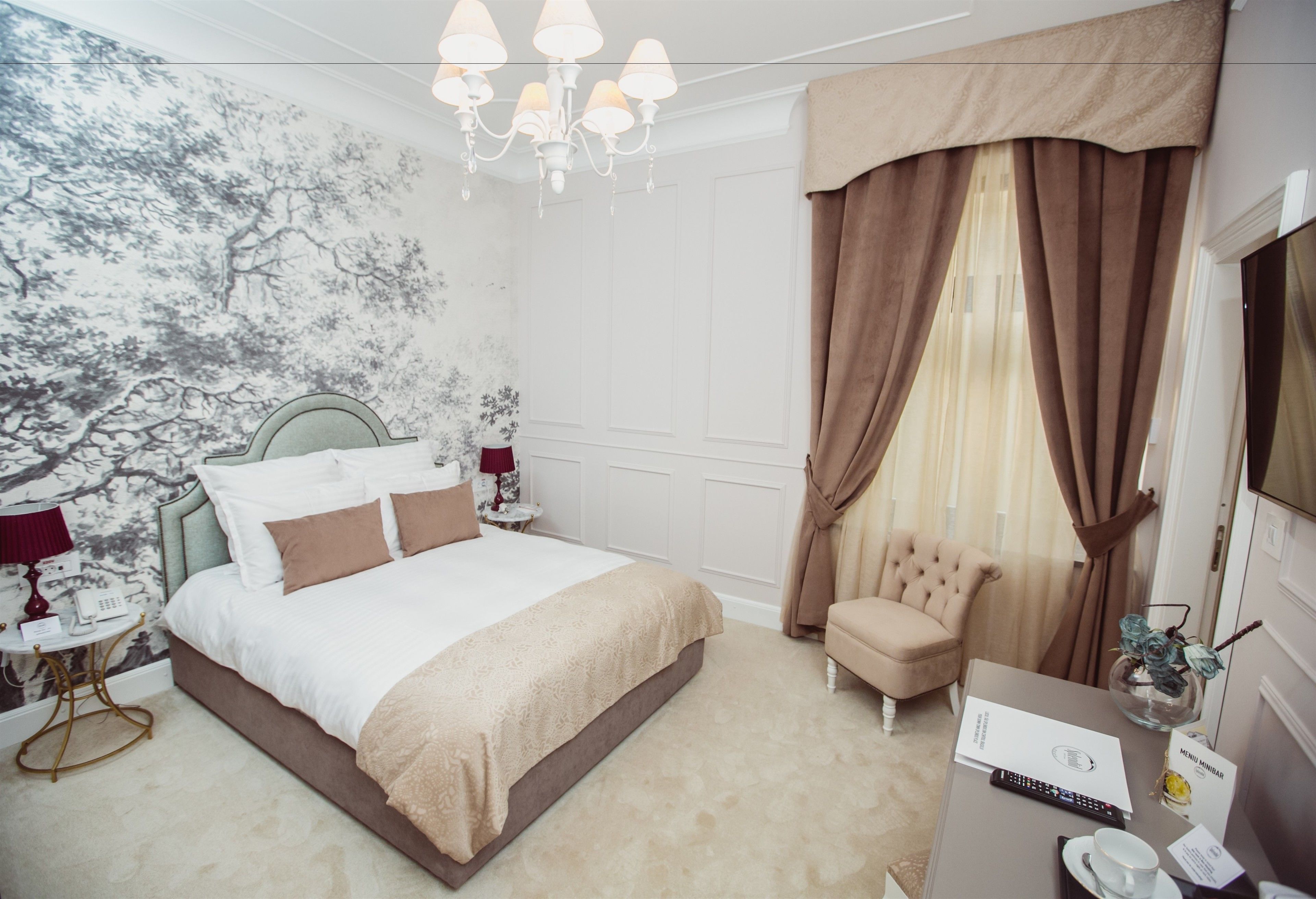 标准双人房 | 迷你吧、客房内保险箱、办公桌、遮光窗帘