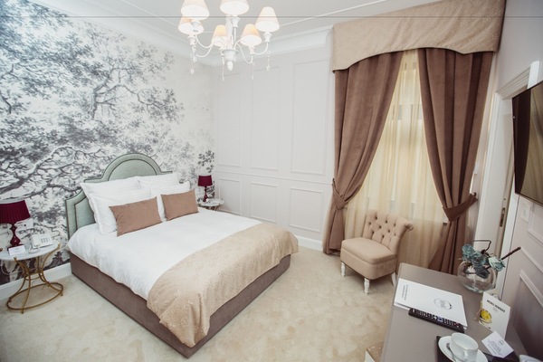 Habitación doble estándar | Minibar, caja de seguridad en la habitación y escritorio