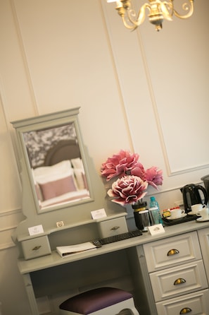 Minibar, in-room safe, desk, blackout drapes - Hotel SPLENDID 1900 (Craiova)