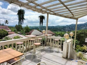 Outdoor dining - Rizen Premiere Hotel (Megamendung)