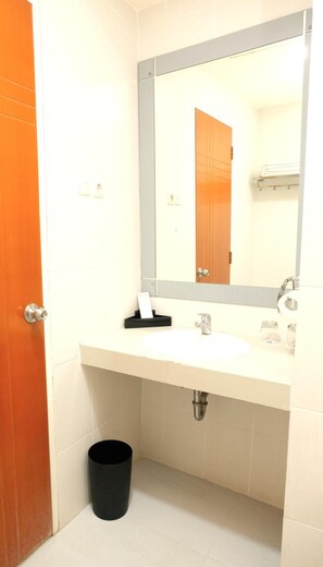 Bathroom - Halogen Hotel (Sidoarjo)