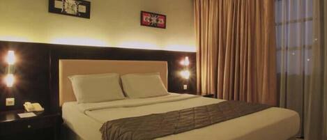 Skrivbord, mörklÀggningsgardiner och extrasÀngar