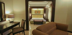 Meja kerja, tirai kedap cahaya, dan tempat tidur lipat/tambahan