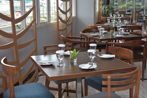 Breakfast, lunch and dinner served - Bogor Valley Hotel (Bogor)