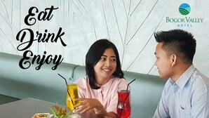Una mesa de comedor con comida y bebidas, el logotipo del Hotel Bogor Valley y el texto "Eat Drink Enjoy".