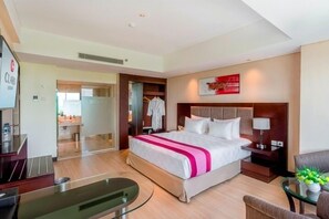 Executive Suite | Minibar, in-room safe, blackout drapes, soundproofing - Claro Kendari (Kendari)