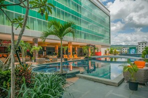 Outdoor pool - Claro Kendari (Kendari)